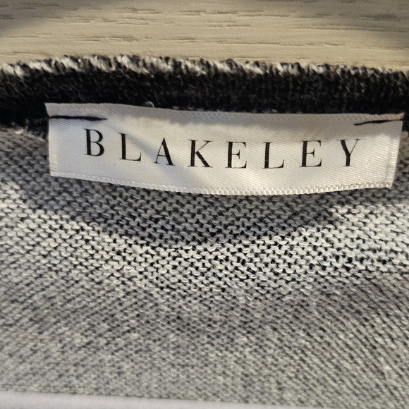 Blakely Buffalo Hacce Cardi w/thumholes - Picture 4 of 8